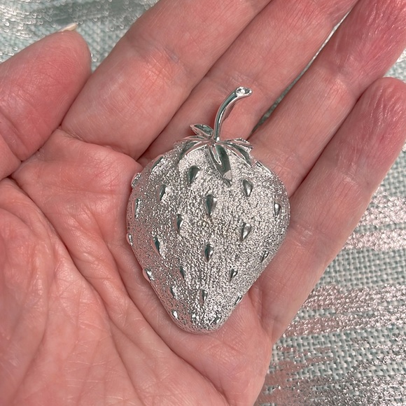 VINTAGE SARAH COVENTRY LARGE STRAWBERRY BROOCH IN SILVER TONE 1968 - Picture 7 of 8